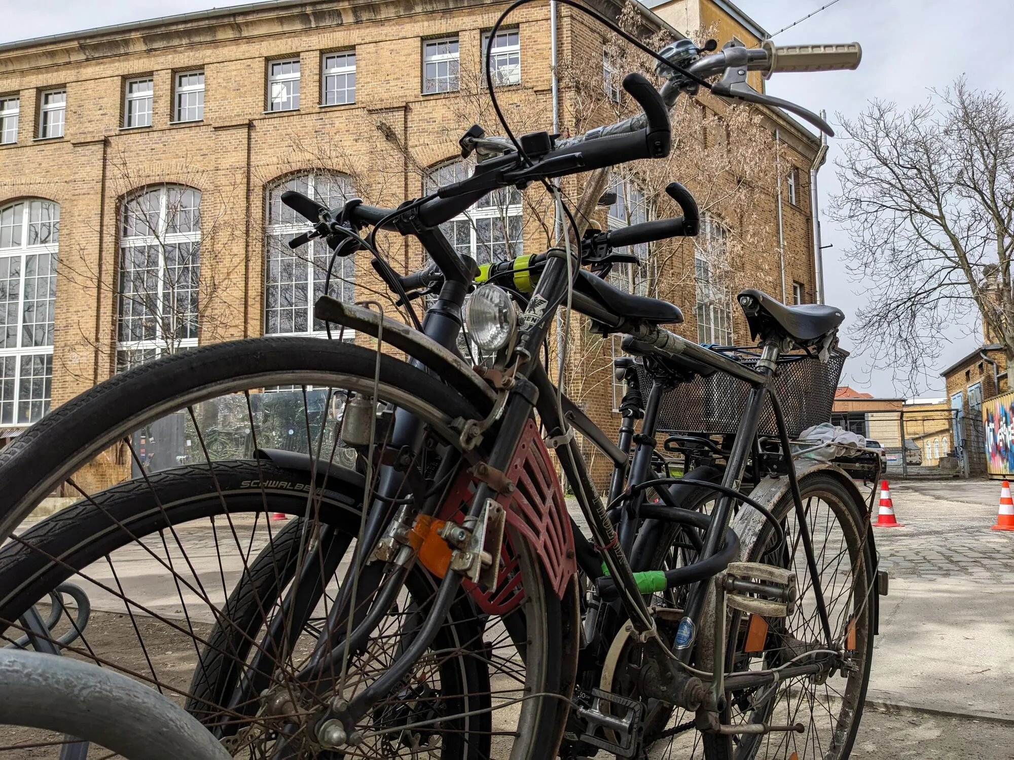 Alte Fahrräder vor einem Fabrikgebäude