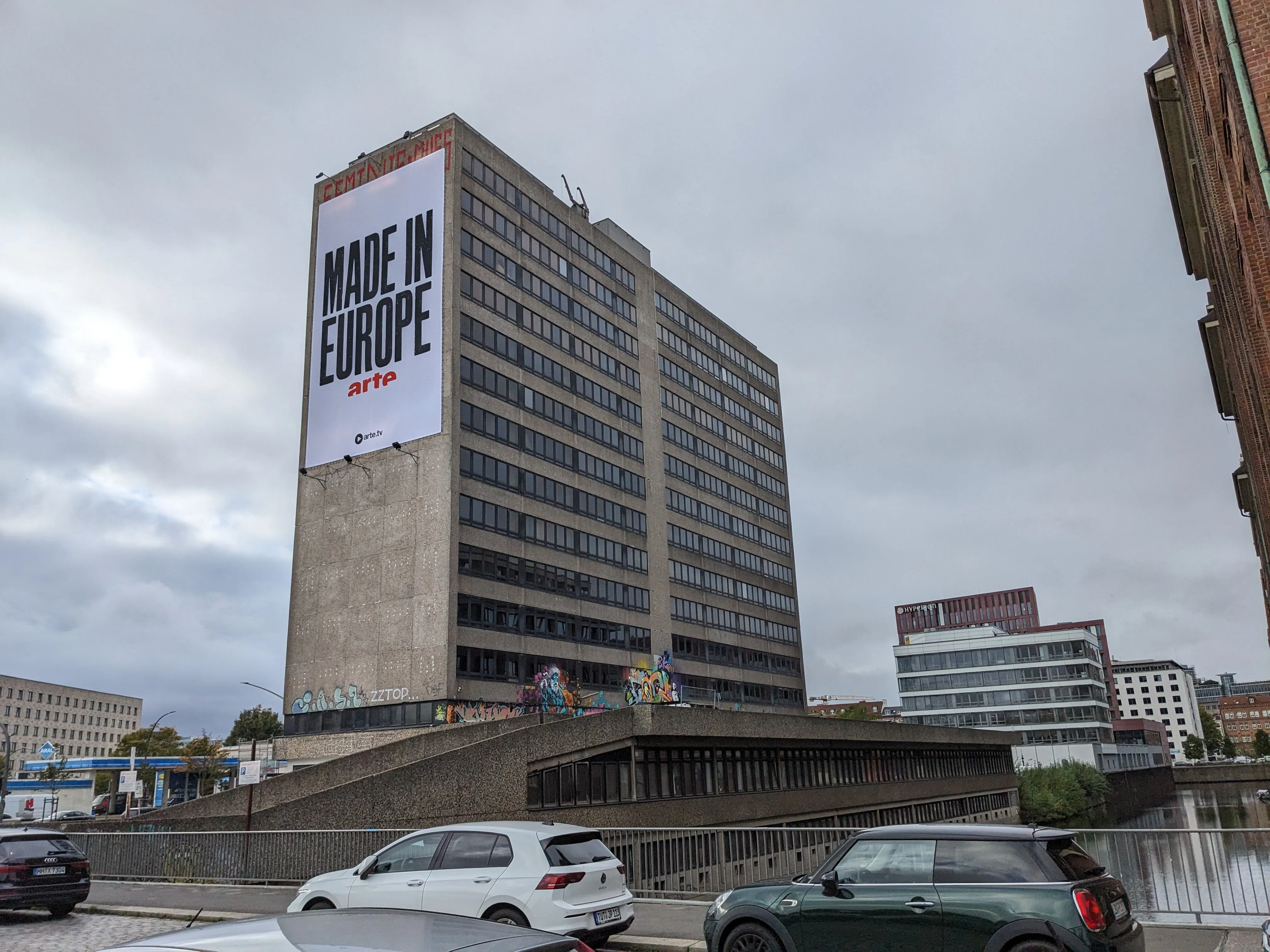 Altes Hotelgebäude mit arte-Großflächenwerbung