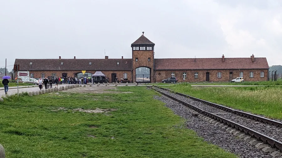 Torhaus des Konzentrations- und Vernichtungslagers Auschwitz-Birkenau