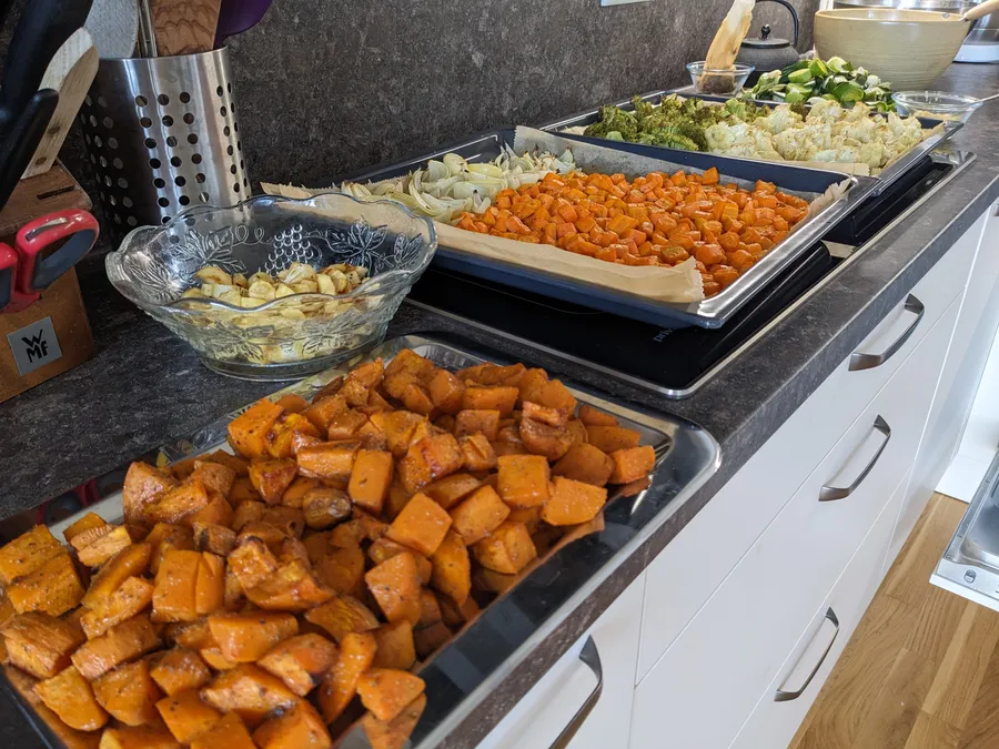 Backbleche mit gegartem Gemüse