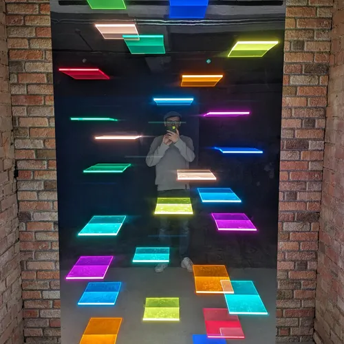 Bunte Scheiben vor spiegelndem Hintergrund