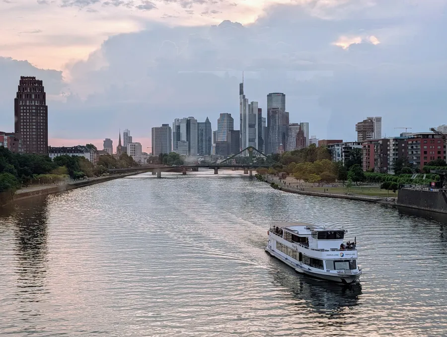 Blick über den Main und die Frankfurter Innenstadt
