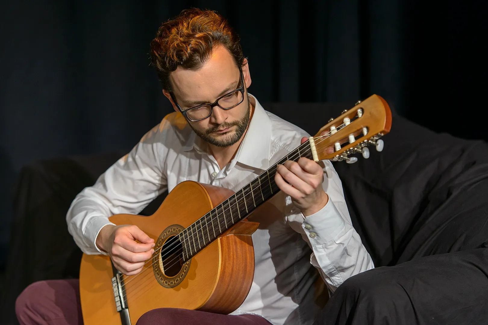 Henry spielt Gitarre