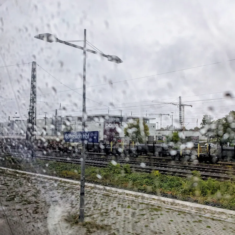 Regnerischer Ausblick aus dem Zugfenster am Bahnhof Gütersloh