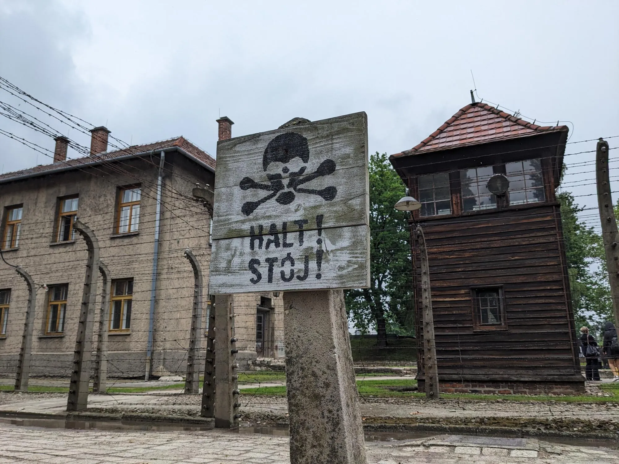 Warnzeichen und Wachturm