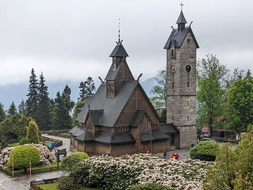 Außenansicht der Stabkirche Wang in Karpacz