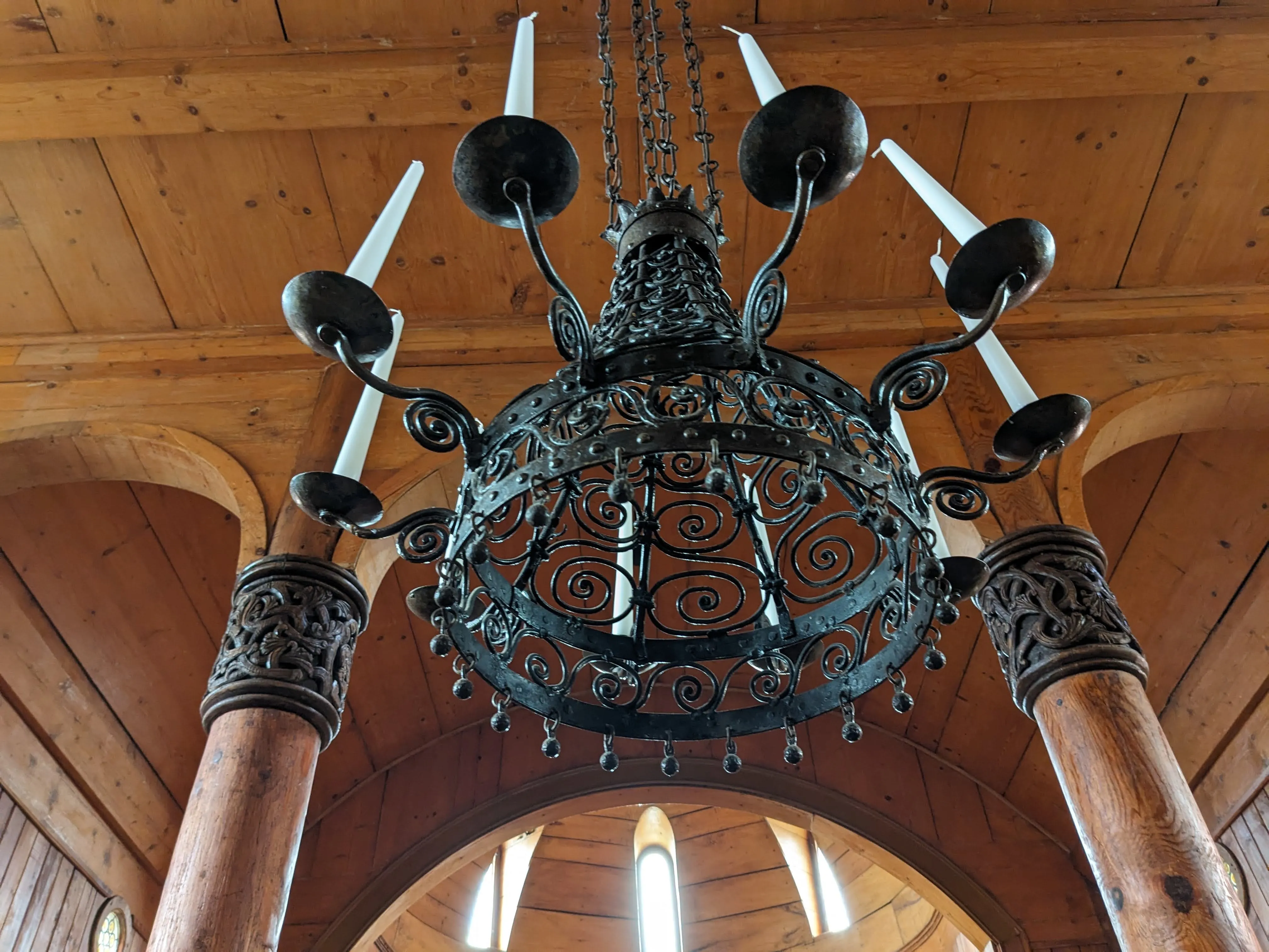 Kircheninneres mit Leuchter