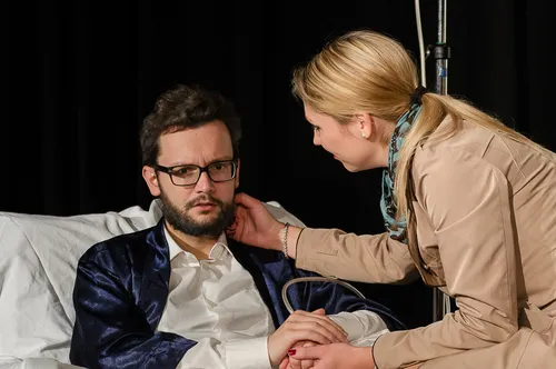 Antoinette besucht Hannes im Krankenhaus