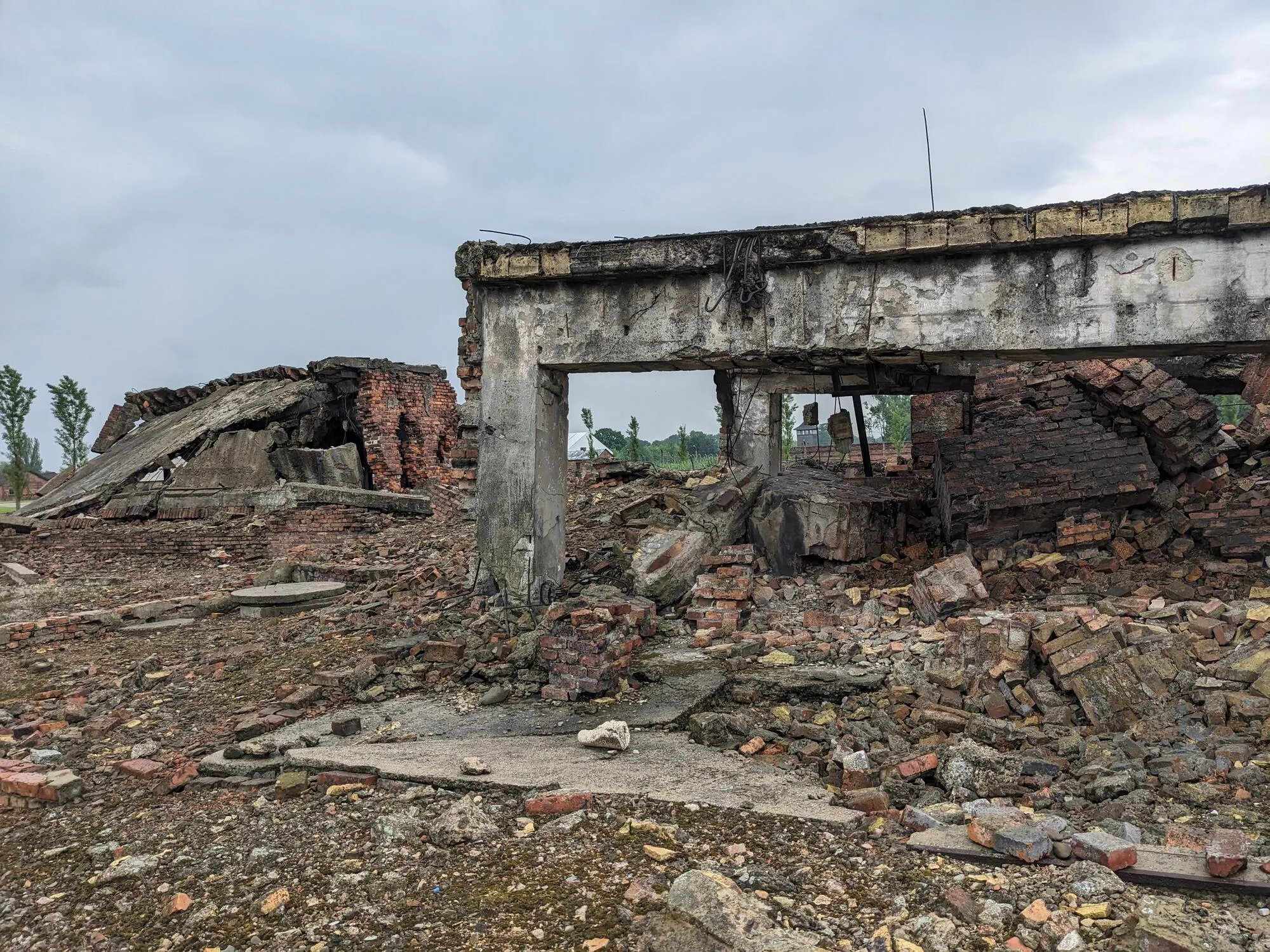 Überreste eines gesprengten Krematoriums