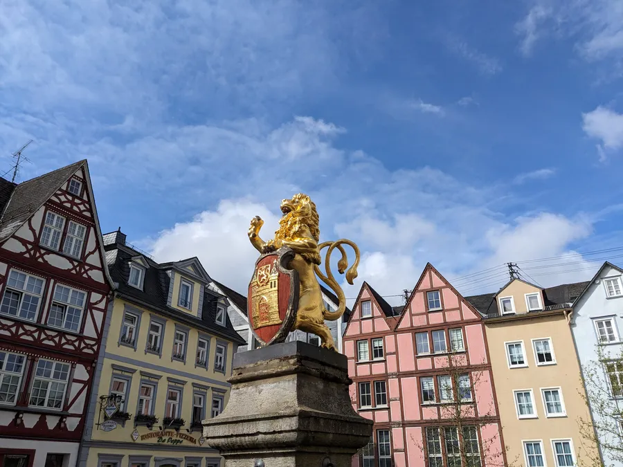 Marktplatz mit Löwenbrunnen