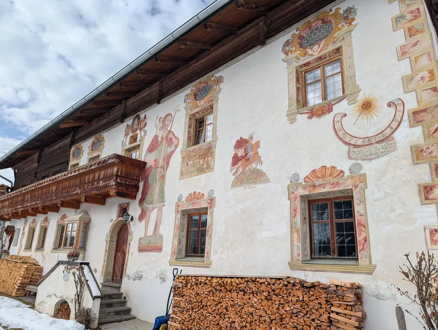 Berghaus mit prunkvoller Bemalung