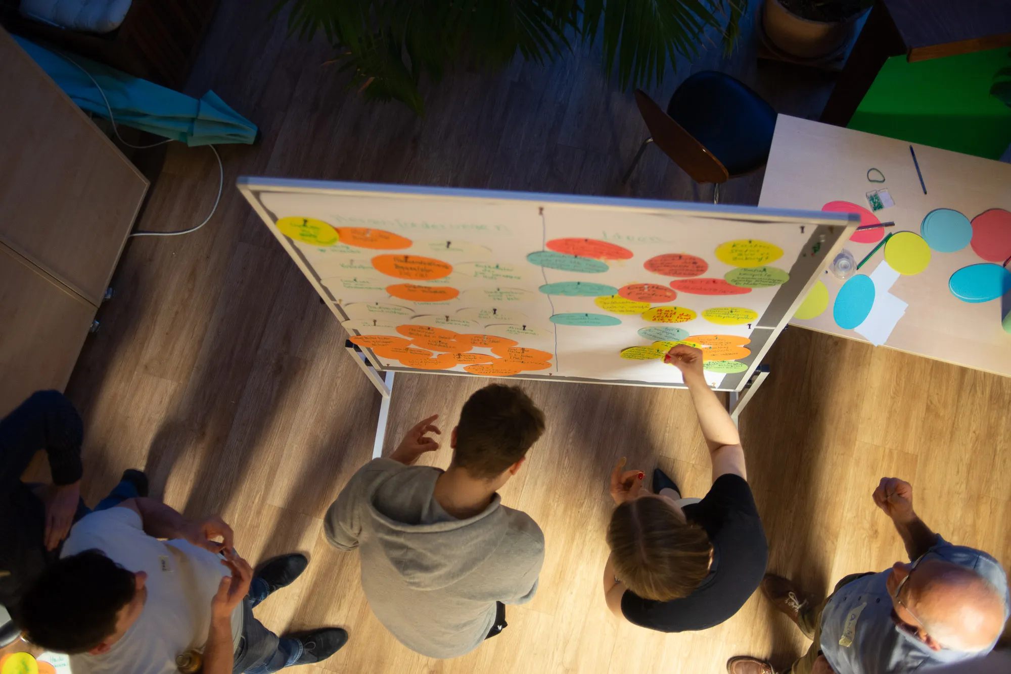 Teilnehmer an der Pinwand