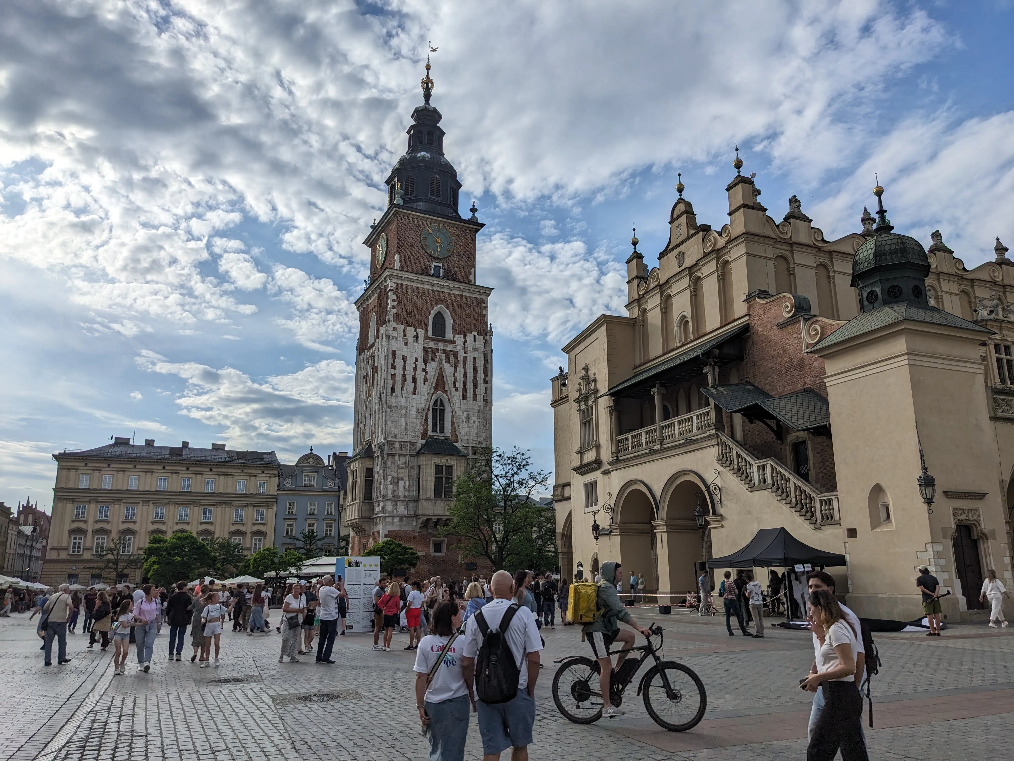 Rathausturm und Tuchhallen
