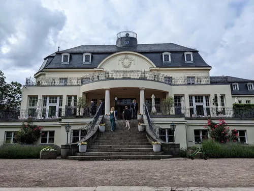 Treppen und Terrasse des Schloss Teutschenthal