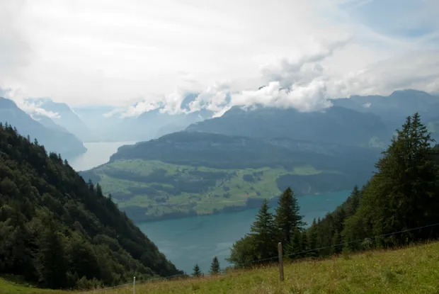 Ausblick auf Seen und wolkenverhangene Berge