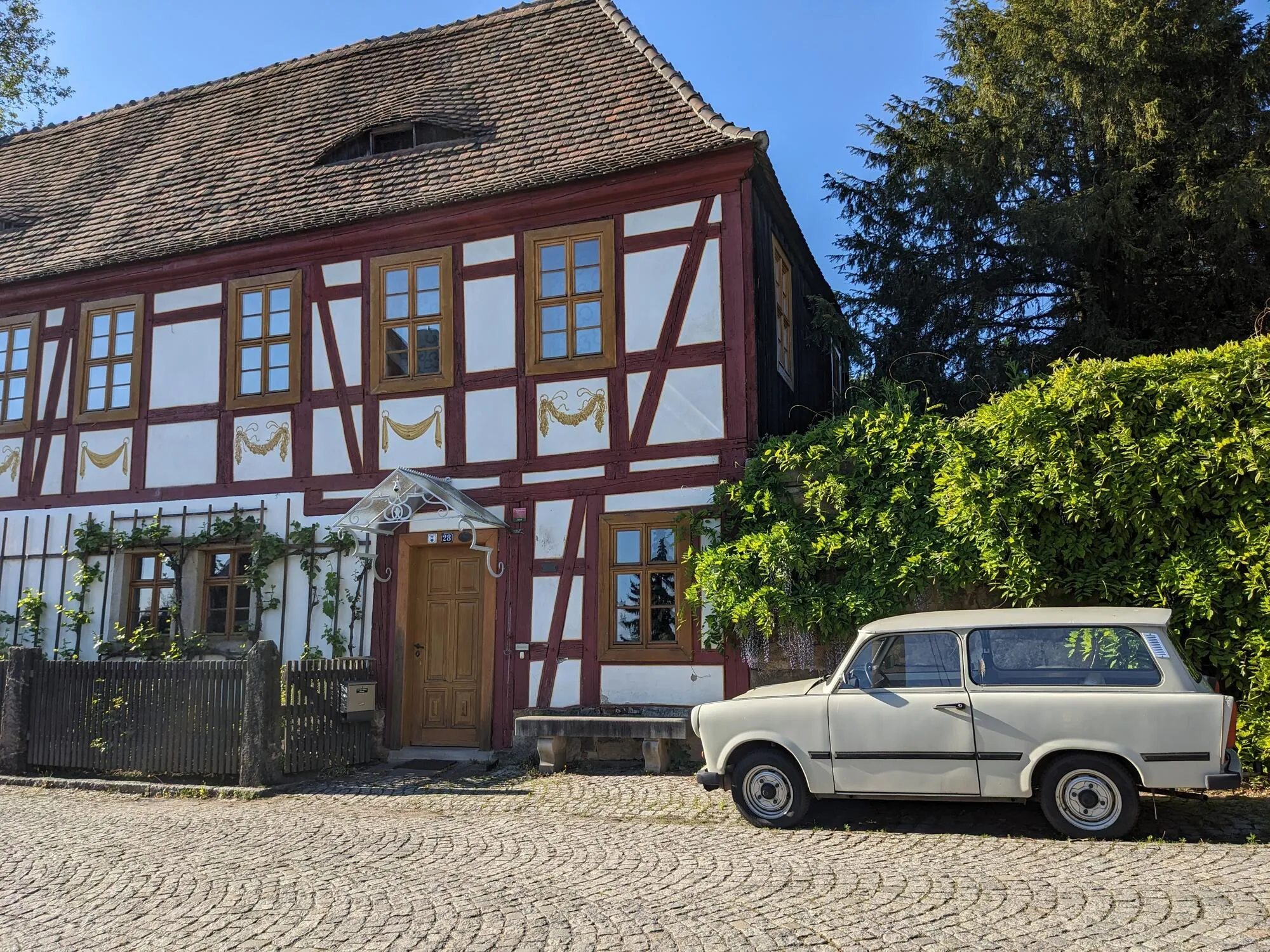 Trabant vor Fachwerkhaus