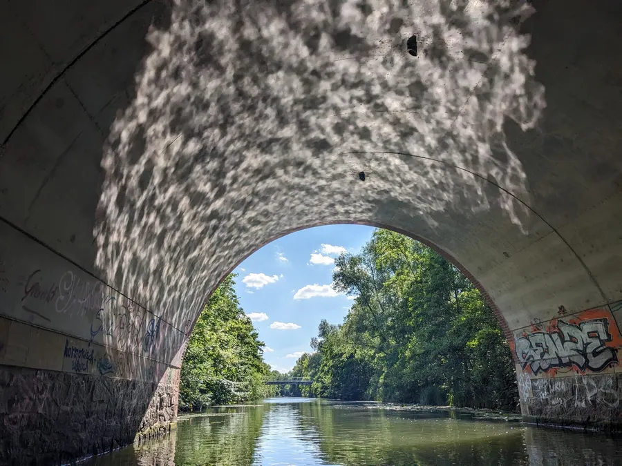 Das Wasser reflektiert die Sonnenstrahlen an die Wand des Tunnels