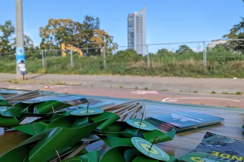 Grüne Spielzeug-Windmühlen vor dem City-Hochhaus
